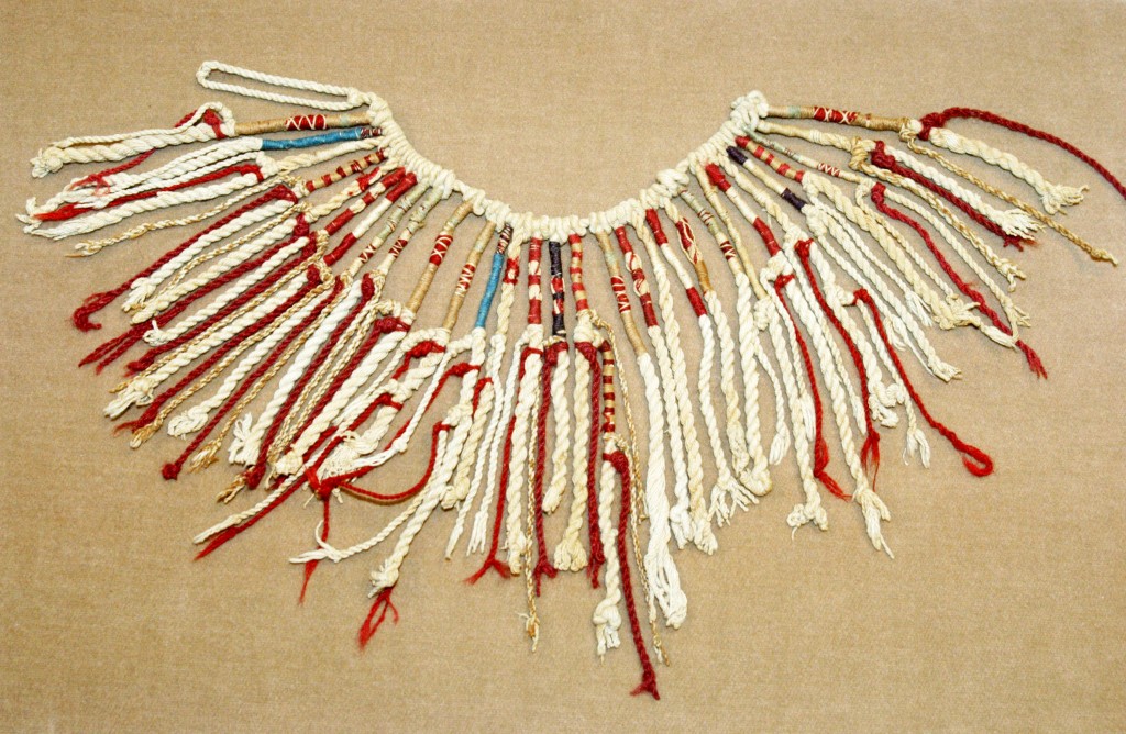 Quelle information renferment les motifs colorés de cet ancien khipu, daté entre 700 et 900 apr. J.-C. ?American Museum of Natural History − Gary Urton