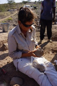 Sonia Harmand examinant un des outils − MPK-WTAP