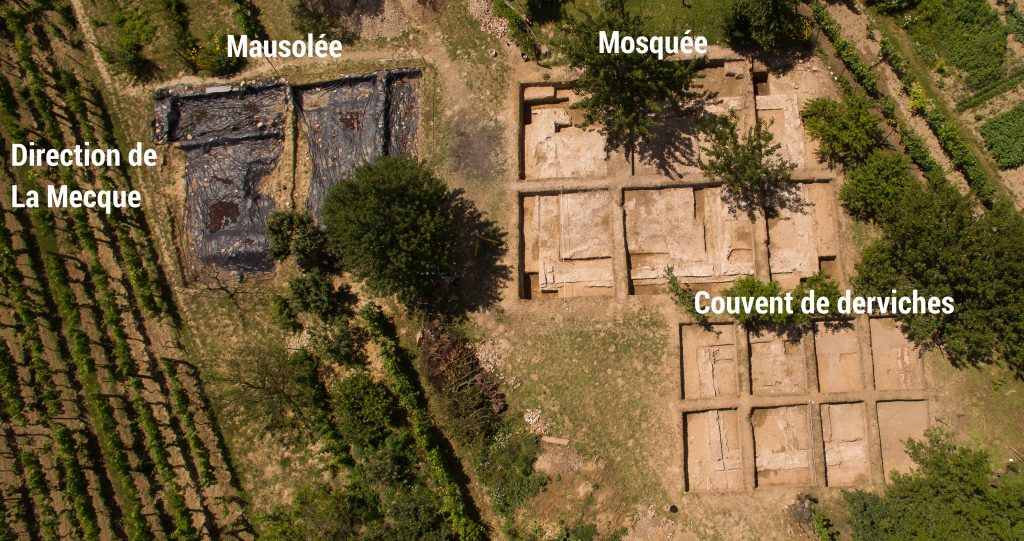 Vue des fouilles du site, avec les bâtiments identifiés. Les archéologues n'ont mis au jour qu'une très petite partie du couvent de derviches, mais sa forme en L est clairement visible sur les sondages du sous-sol.