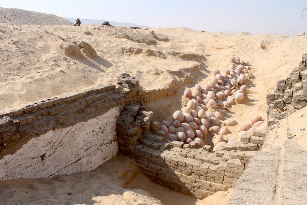 À l'entrée, les Égyptiens avaient déposé des dizaines de jarres renversées. Un rituel d'eau ? − avec l'aimable autorisation de Josef Wegner − Musée de l'université de Pennsylvanie.
