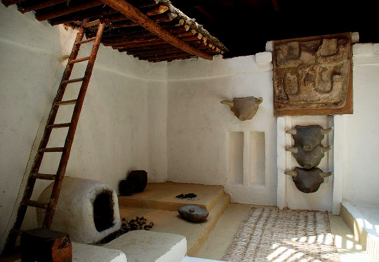 Reconstitution de l’intérieur d’une maison de ÇatalhöyükElelicht CC BY-SA 3.0 http://creativecommons.org/licenses/by-sa/3.0