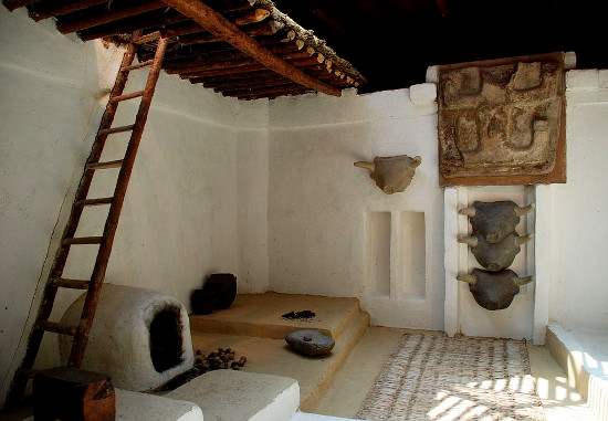 Reconstitution de l'intérieur d'une maison de ÇatalhöyükElelicht CC BY-SA 3.0 http://creativecommons.org/licenses/by-sa/3.0