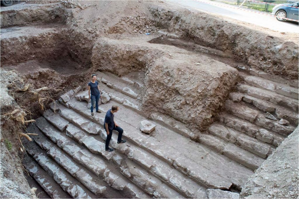 L'escalier découvert lors des fouilles de 2016 − Çukurbağ Archaeological Project.